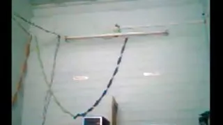 सुंदर काले बाल वाली फैलता है उसके पैर और लेता है एक बड़े डिक गीला किट्टी