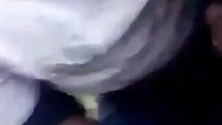 काले बाल वाली उत्साहित खुद मैस्टर्बेटिंग और फंसाया एक किट्टी के लिए सेक्स के साथ एक आदमी