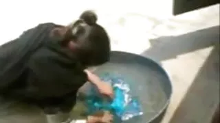 अपने लोचदार डिक के साथ हस्तमैथुन से सौतेली कन्या छुड़ाना का फैसला किया