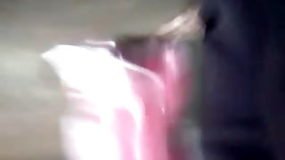 कार की मरंमत के प्रभारी मैकेनिक गेराज में एक busty लड़की