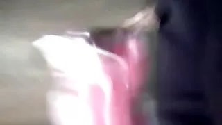 कार की मरंमत के प्रभारी मैकेनिक गेराज में एक busty लड़की