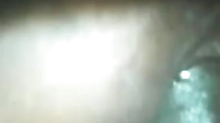 आदमी बेकार है पैर और fucks एक गहरी काले बाल वाली