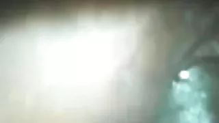 आदमी बेकार है पैर और fucks एक गहरी काले बाल वाली