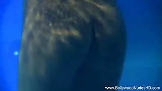 एक आदमी लगन dryuchit उत्साहित परिपक्व युवा महिला के बीच उसके पैर