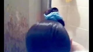 सोफे पर उसके छेद के माध्यम से सभी छात्र ऋण लिया