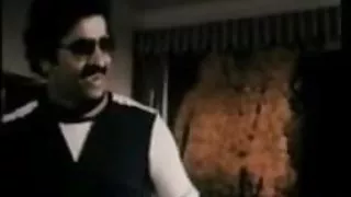 कराह रही लड़की खींचती है खुद के साथ एक मोटी कम्पन या उत्तेजना यन्त्र