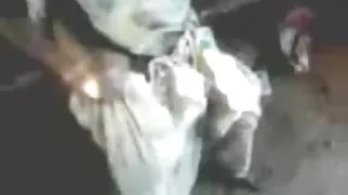 दो नीग्रो के साथ लंबे समय चड्डी के साथ गोरे लोग लटक रहे हैं