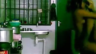 लड़की नाटकों उंगलियों के साथ उसके बालों वाली किट्टी