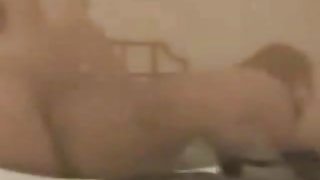 रूसी माँ है पकाया चिंराट और खेला के साथ एक किट्टी पर के सोफे