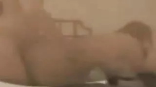 रूसी माँ है पकाया चिंराट और खेला के साथ एक किट्टी पर के सोफे