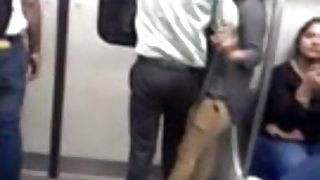 अश्वेतों में कार्यालय किसी परिपक्व सुनहरे बालों वाली के लिए ऋण के बेटा