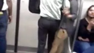 अश्वेतों में कार्यालय किसी परिपक्व सुनहरे बालों वाली के लिए ऋण के बेटा