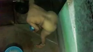 के कुक masturbates अपने बालों वाली किट्टी पर के तालिका