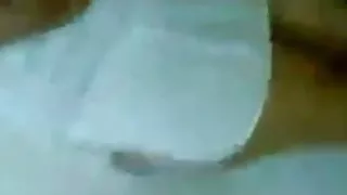 दादाजी सोफे पर मोज़ा में एक युवा नौकरानी fucks