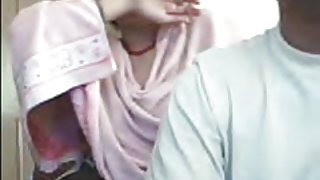 ठाठ लड़की संतुष्ट के साथ दो मजबूत सदस्यों