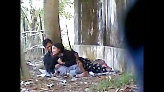 लाल बालों वाली रूसी लड़की एक स्त्रीरोग विशेषज्ञ के कार्यालय में masturbates