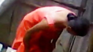 काले बाल वाली पर हमला एक नौका के साथ उसके गुदा एक सदस्य के एक नीग्रो