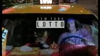 वसा बाबा सक्रिय रूप से fucks खुद के साथ एक बड़े रबर बैंड