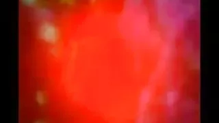 मालिश चिकित्सक कुचलना में तेल में ग्राहक के सोफे पर मुंडा पायलट