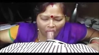 लंबे बालों वाली लड़की ने खुद को शेषनाग और योनि में, और एक तंग बिंदु में