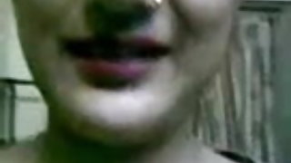 स्लिम, tanned एथलीट प्राप्त टक्कर लगी है द्वारा दो घोड़े पर योग