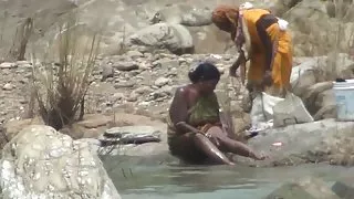 लंबी टांगों वाली चीका ने पैरों की चटखनी खाई और दोस्त को गुदा में छेद दिया ।