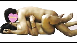 चौकीदार और सफेद मोज़ा में एशियाई छात्र लॉकर कमरे में एक काटने था