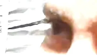 युवा लड़की के साथ सुंदर लूट के साथ एक पसंदीदा आदमी में सामने के के कैमरा