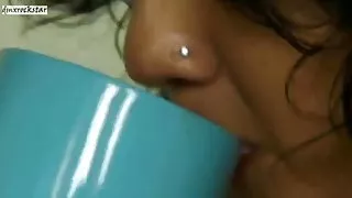 मैं लगातार तीन बार अपनी पत्नी के चेहरे और मुंह पर आ गया ।