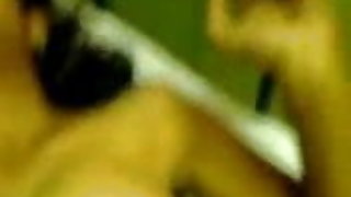 आदमी खींचती है busty गांठ में एक छेद में के होजरी में