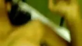 आदमी खींचती है busty गांठ में एक छेद में के होजरी में