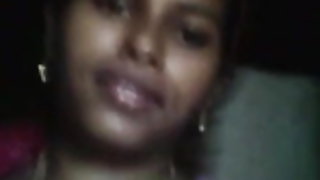 पुराना महिला कामयाब करने के लिए के साथ छेड़खानी एक युवा बच्चे