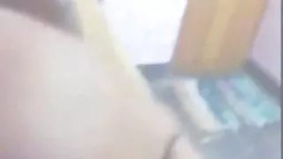 युवा जर्मन महिला दिया पुरुषों करने के लिए डाल दिया अपने छेद पर के हाथ