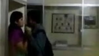 फॅट ब्लोंड मदद करता है युवा कपल Raskreposhhatsja