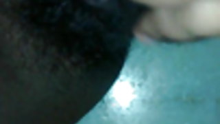 व्यभिचारी पति अपनी पत्नी के किटी जीभ से नीग्रो के शुक्राणु खींचती