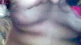 बड़े स्तनों के साथ एक मनोवैज्ञानिक अवसाद से छुटकारा पाने के लिए युवा मदद करता है