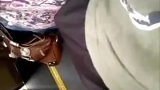 दो रूसी खुशमिजाज आदमी जोड़ा shagched पर एक छोटे सोफे