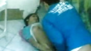 भावुक महिला के साथ बालों वाली किट्टी बनाने प्रत्येक अन्य कुणी