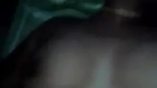 कार को ठीक करने के लिए मदद की और मालकिन लगाया सहायता के लिए