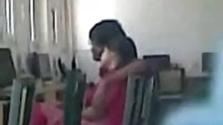 खेल के साथ बालों वाली किट्टी भरवां में उसके गुलाबी जाँघिया