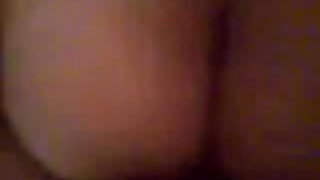 वह तीन लड़कियों की एक बोतल खेला और उनके गुदा खर्च