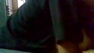 बड़े डिक में एक मुंडा काले बालों वाली लड़की