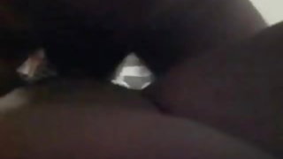 गर्म अड़चन एक विशाल बिस्तर पर एक दोस्त को पीटने