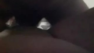 गर्म अड़चन एक विशाल बिस्तर पर एक दोस्त को पीटने