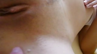 युवा लड़की टक्कर लगी है में गीला योनि पर घर