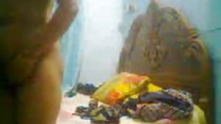 प्रधान ने कैमरे के समक्ष अपने मुंह पर एक मुक्त सहायक दिया