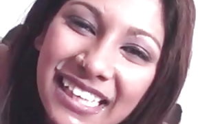 गुड़िया के मुंह से गला घोट दिया गया और दो Negrami के साथ बदल गया