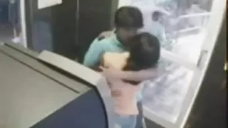 सौंदर्य के साथ ठाठ स्तनों व्यापक रूप से फैलता है उसके पैर और लेता है एक लिंग के साथ एक Vahyina