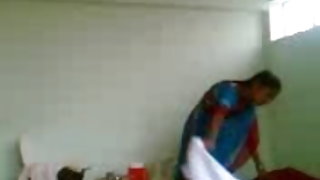 Woodman पर कास्टिंग fucks लड़की के साथ हाथ बंधे पीछे उसके वापस