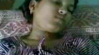 आदमी सिलिकॉन Dokami के साथ एक भ्रष्ट लड़की है